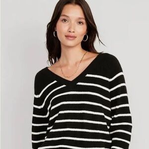 Old Navy Women’s V neck black and white stripped knit sweater in size large